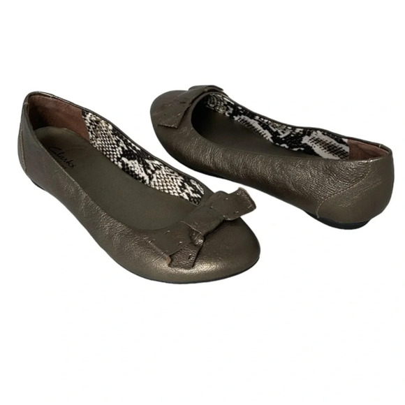 CLARKS Bendables Ballet Flat Shoes Poem Court Bronze Leather Bow Padded 9 Wide - Picture 1 of 11